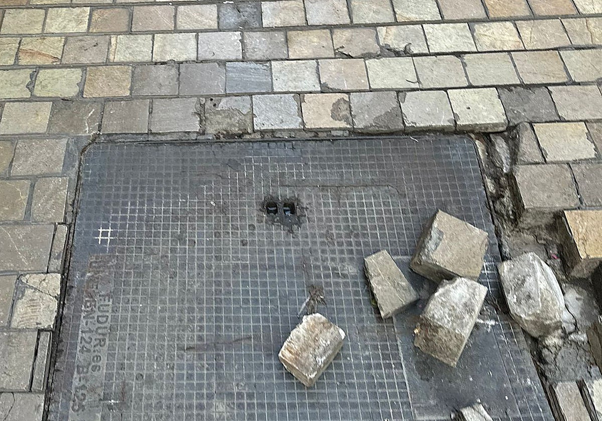 Arquetas y calzada en mal estado en la calle Santa Lucia, en los Mártires.
