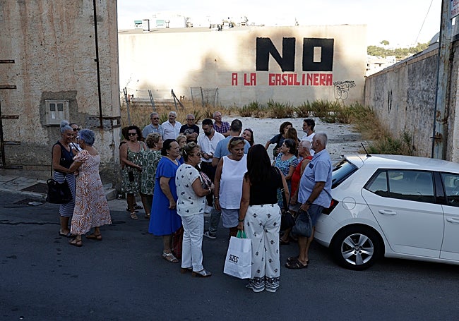 Vecinos de La Pelusa celebran uno de los reveses administrativos del proyecto de gasolinera.