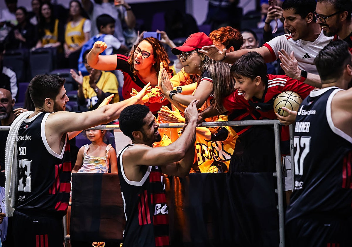 Los aficionados del Flamengo celebran la victoria con sus aficionados.