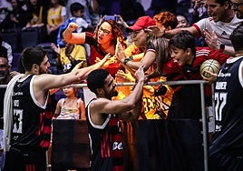 Los aficionados del Flamengo celebran la victoria con sus aficionados.