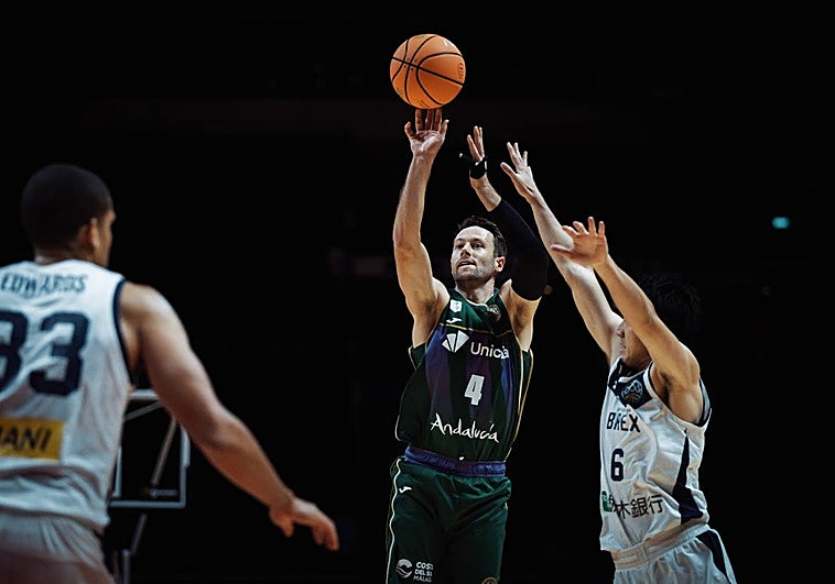 Tyler Kalinoski lanza uno de los triples que anotó.