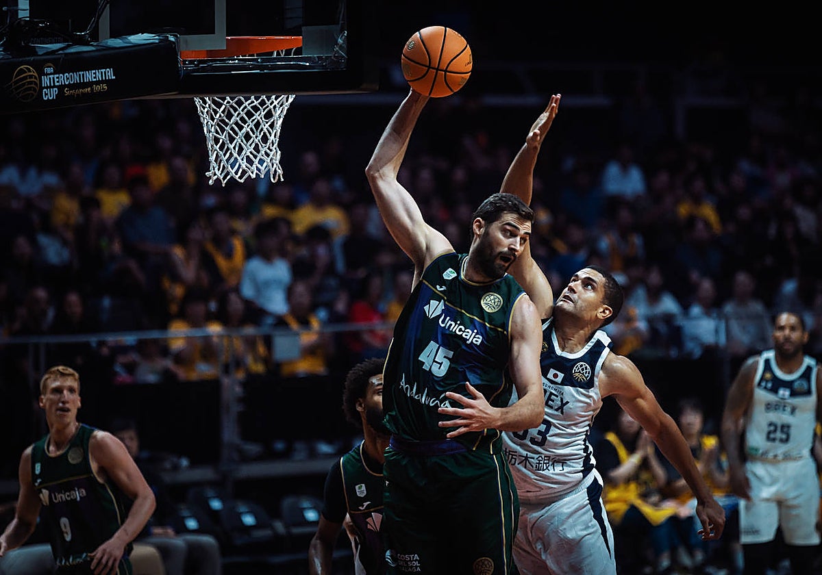 Kravish captura un rebote.