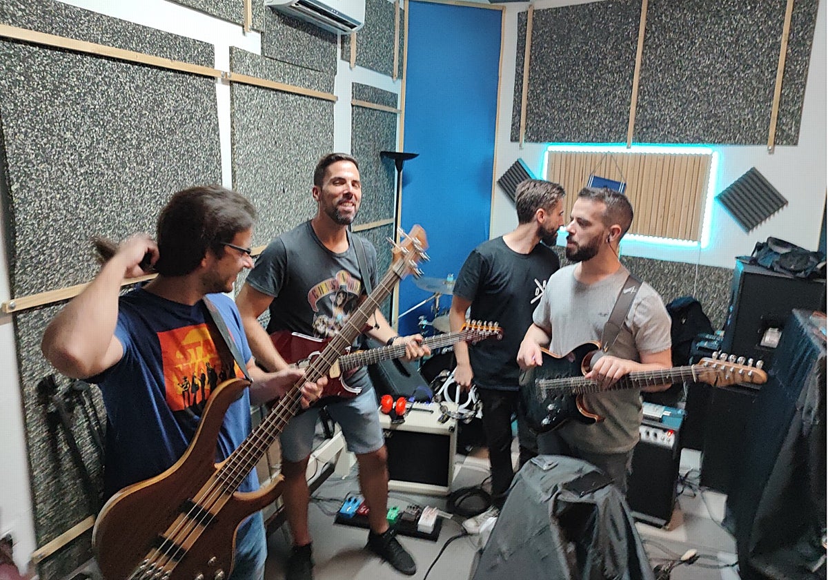 La banda Not Yet en un ensayo en uno de los dos locales que la asociación de músicos gestionaba en un antiguo camerino del recinto ferial.