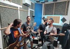 La banda Not Yet en un ensayo en uno de los dos locales que la asociación de músicos gestionaba en un antiguo camerino del recinto ferial.