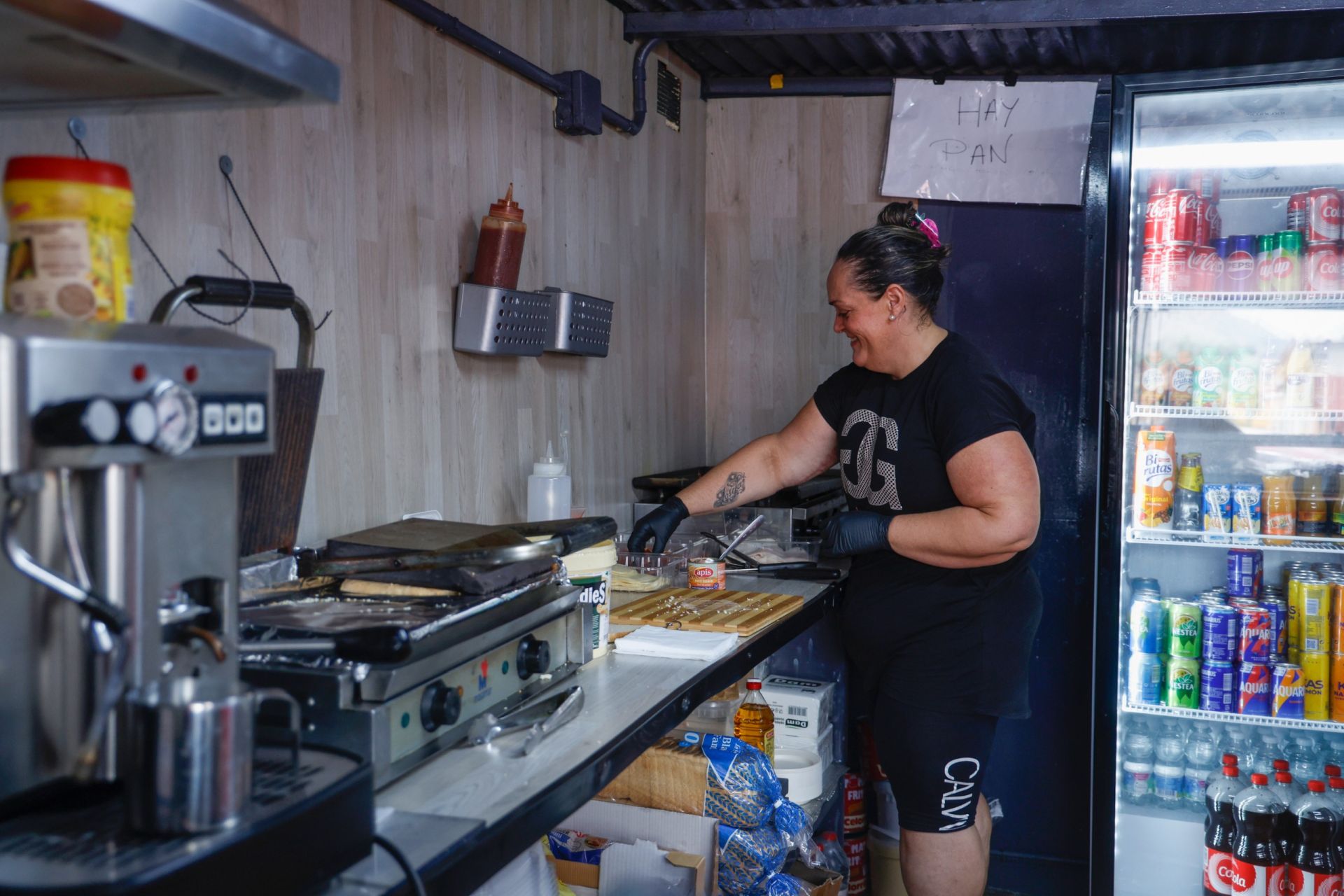 Marina Martín, trabajando en el burger que regenta.
