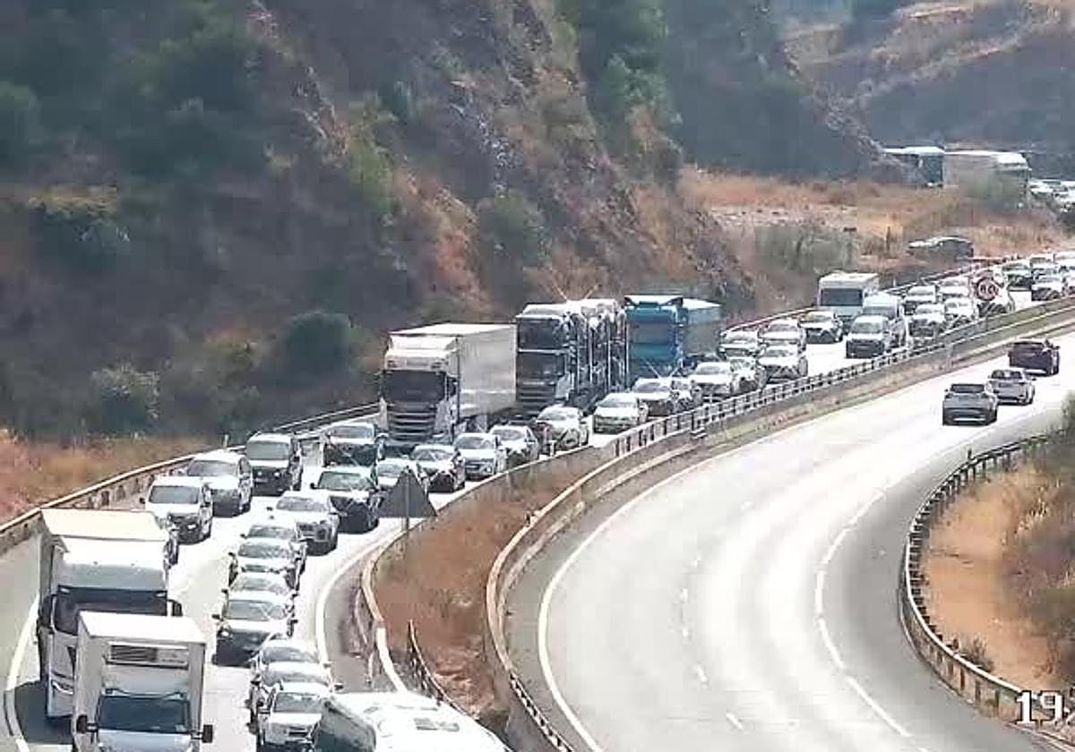 Varios kilómetros de atascos por un accidente en Las Pedrizas