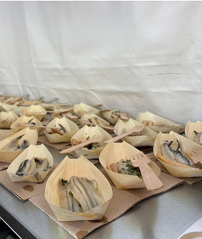 Imagen secundaria 2 - Boquerones y caña cada 7 minutos: la hermandad rinconera del Rocío vende 150 kilos de pescado y tira 900 litros de cerveza en una barra solidaria