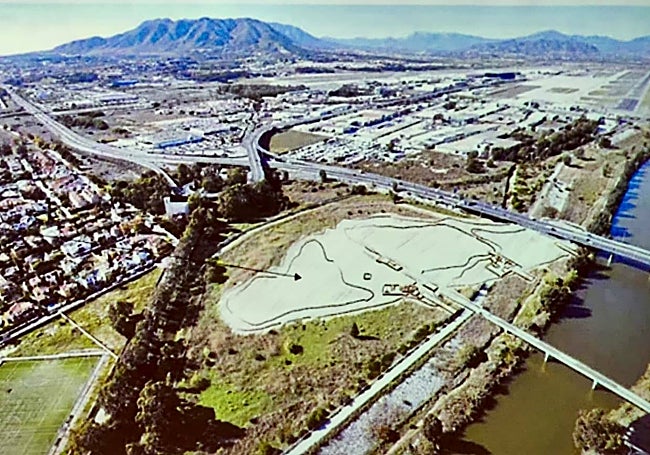 En amarillo, el contorno de la antigua isla del Cerro del Villar que hoy se encuentra en la desembocadura del Guadalhorce. Con la flecha, el lugar en el que se han localizado las piletas de salazones.
