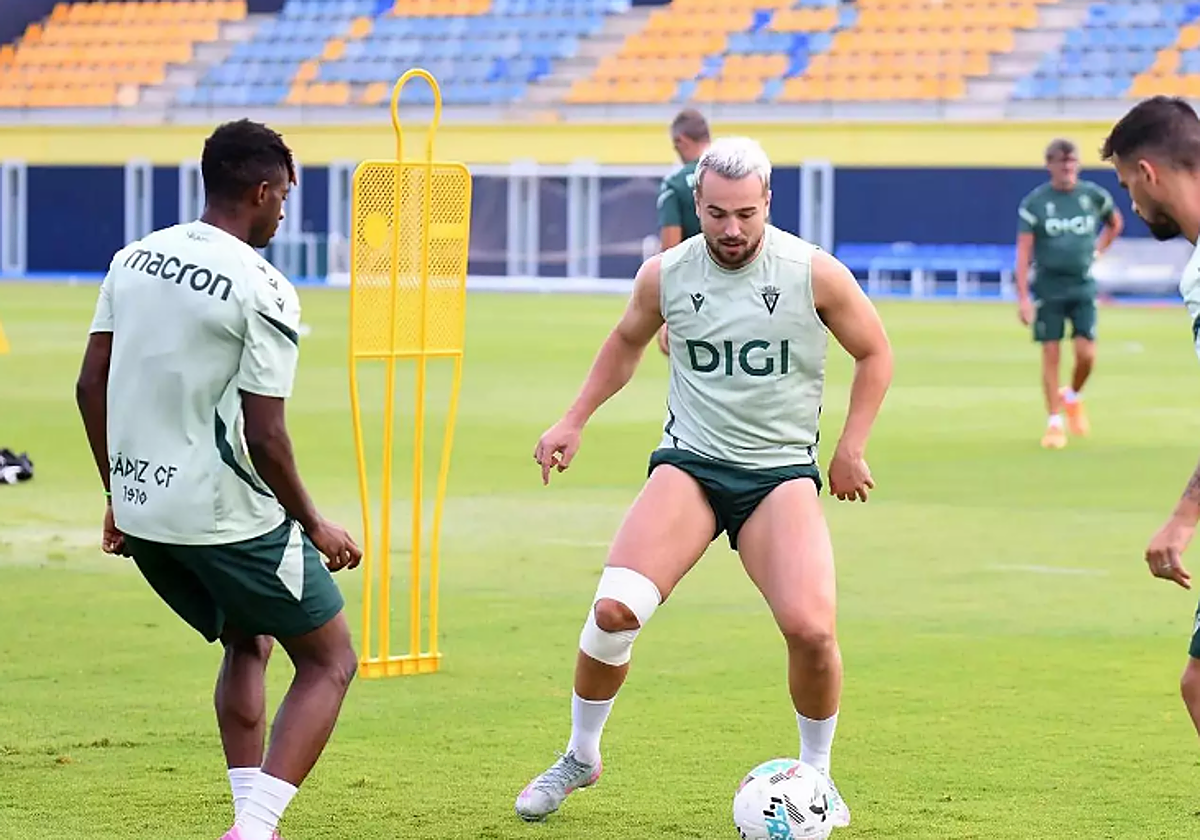 Ontiveros, con un aparatoso vendaje en su rodilla derecha, este viernes.