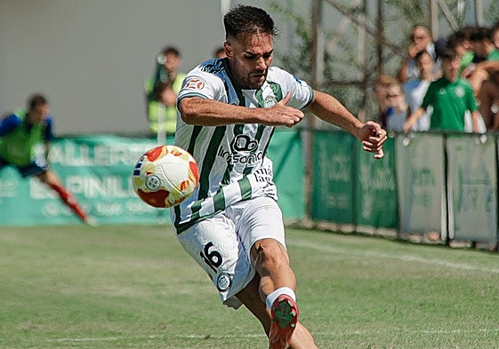 El lateral izquierdo del Torremolinos Sergio Díaz.