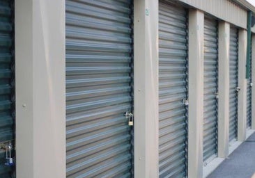 La justicia respalda a una comunidad que prohibió a un propietario dotar de agua a dos trasteros para hacerlos viviendas