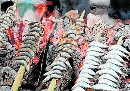 Espetos de sardinas en un chiringuito de la Costa.