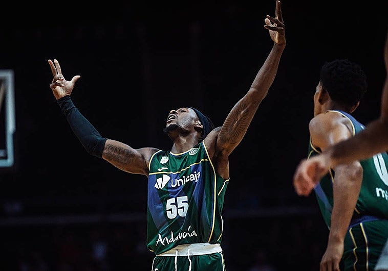 Perry celebra una canasta en el partido ante el Utsunomiya.