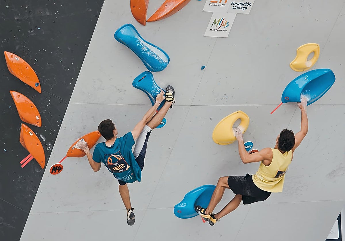 Escaladores durante la competición de bloques en la Copa de España de Mijas.