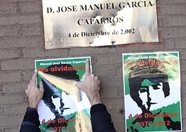 Carteles que recuerdan la muerte de Caparrós en la esquina de la Alameda de Colón