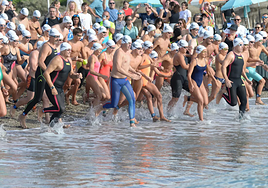 La masiva salida de la prueba, desde la playa de La Malagueta, este sábado.