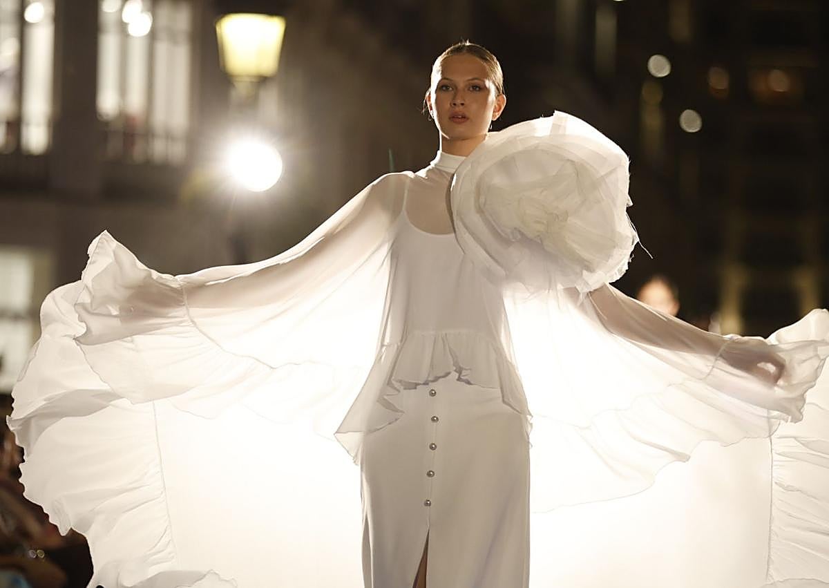 Imagen secundaria 1 - Arriba, vestido rojo de Juan Carlos Armas. Abajo, diseño de Susana Hidalgo y la moda infantil de By Vel.