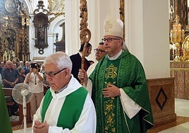 Monseñor Satué, antes de celebrar la santa misa en la iglesia de los Mártires,