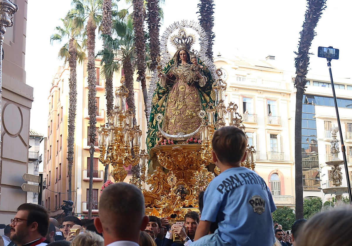 La Virgen de los Remedios, en el giro desde la plaza de la Constitución a la calle Especería.