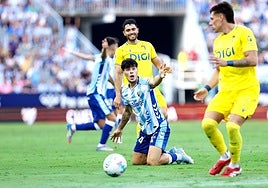 Lobete reclama una falta sobre él en el duelo frente al Cádiz.