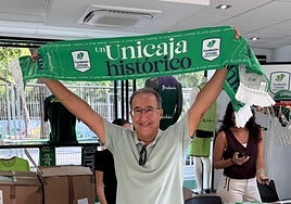 Uno de los primeros aficionados en recoger su bufanda.