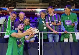 Duarte se fotografía con los aficionados desplazados a Singapur.