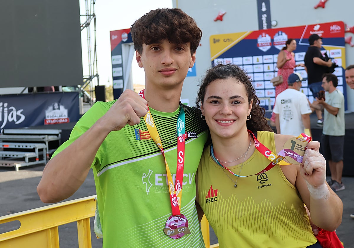 Imagen principal - Manuel Pastor y Júlia Benach se coronan en bloque para cerrar la Copa de España de Escalada en Mijas