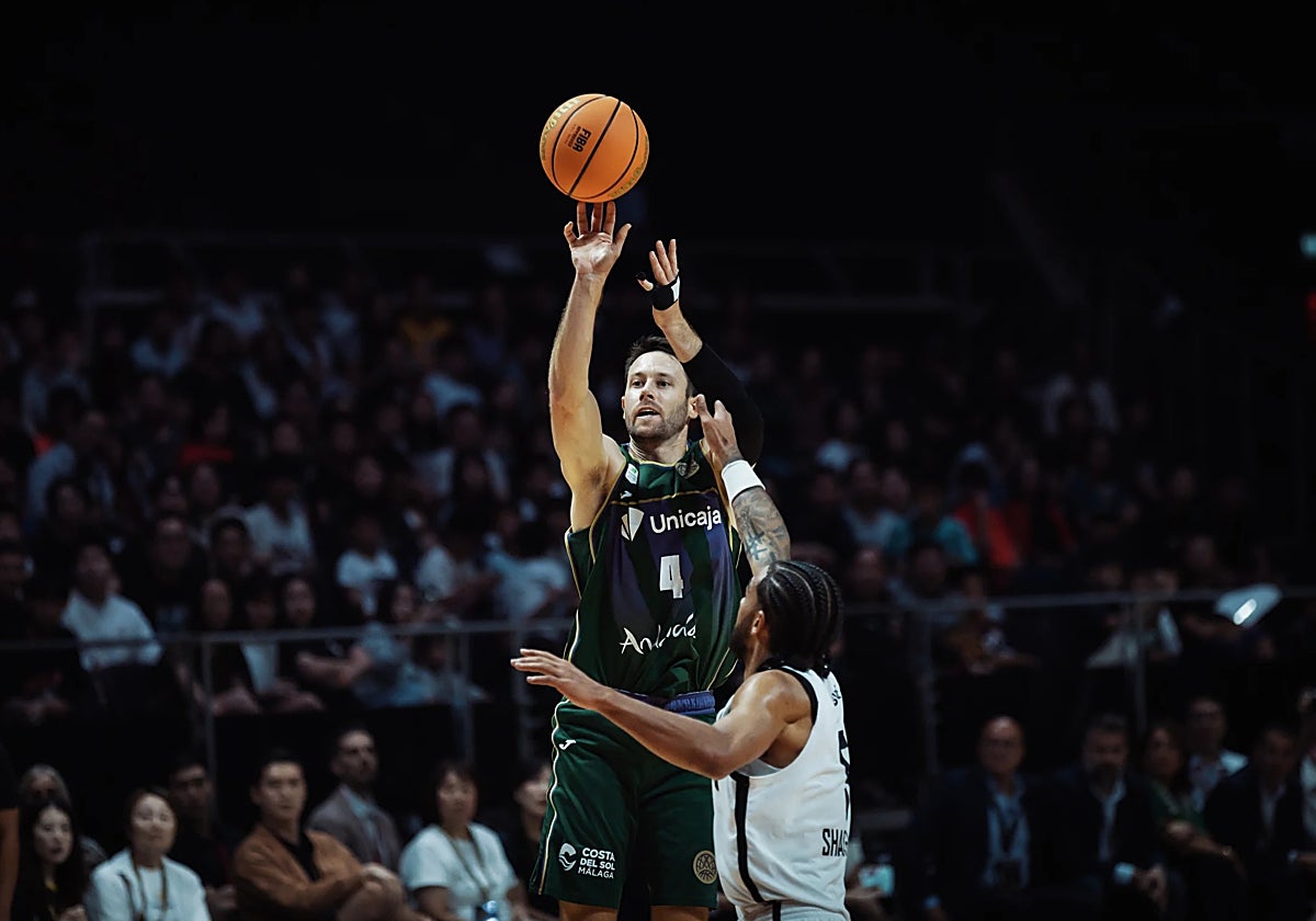 Kalinoski, tirando a canasta en la final.