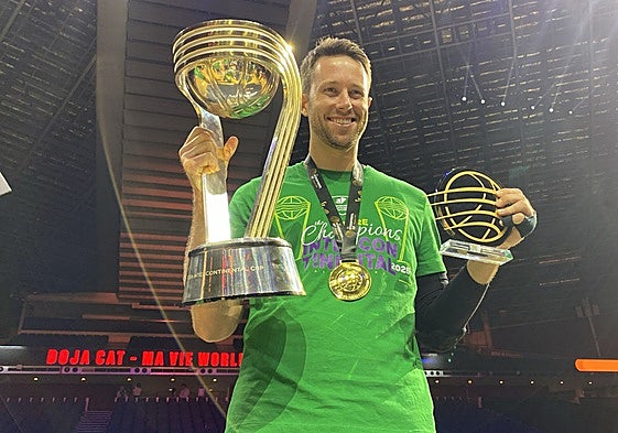 Tyler Kalinoski posa con el trofeo de la Copa Intercontinental y el de MVP.