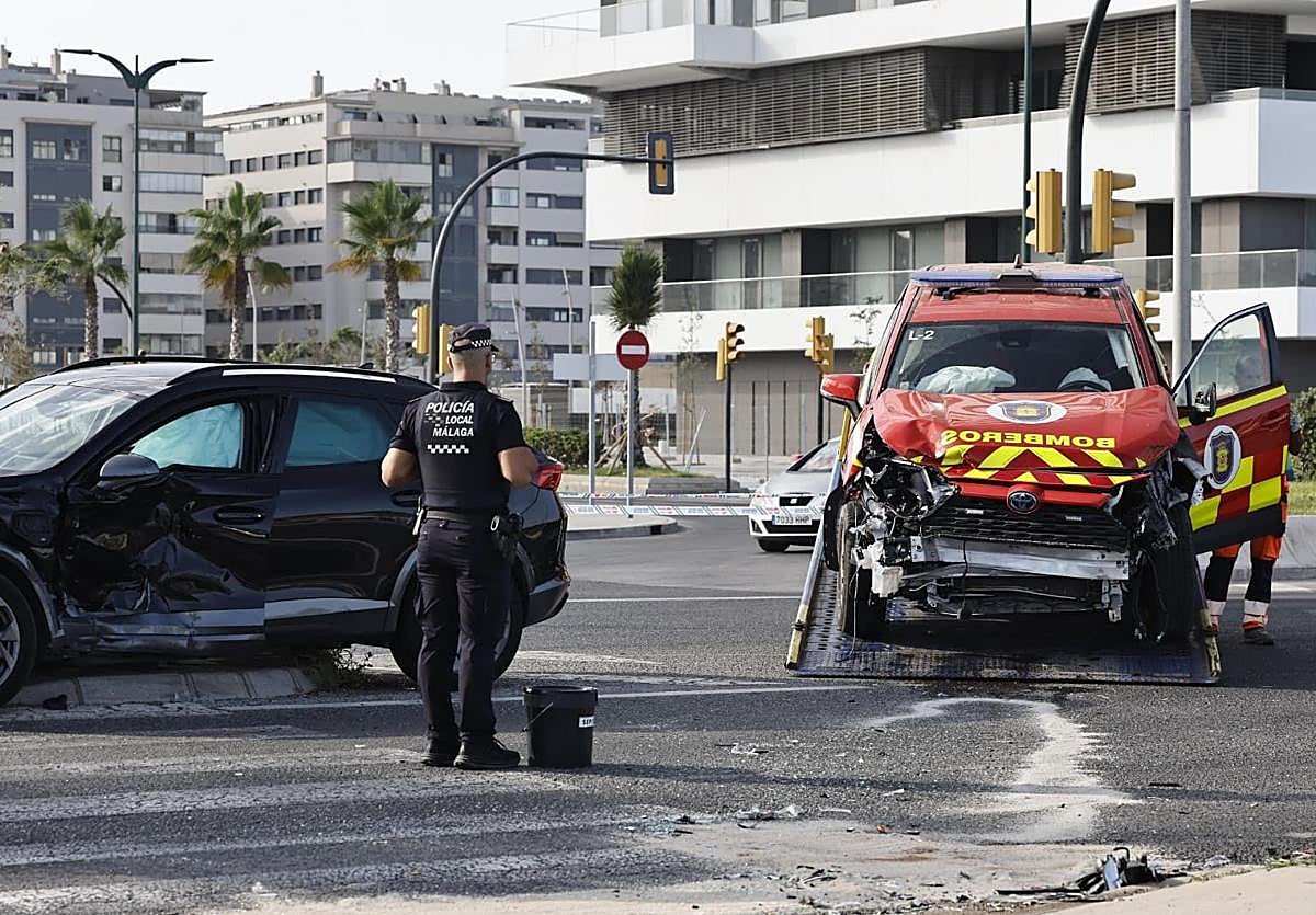 Herido el conductor de un vehículo de bomberos de Málaga tras chocar contra otro coche