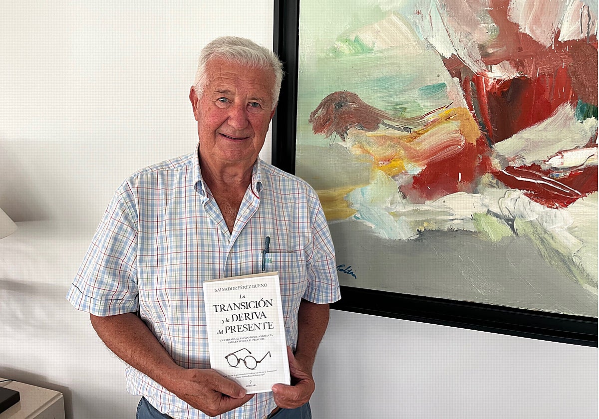 Pérez Bueno con su libro, en el Parador de Nerja, tras la entrevista con SUR.