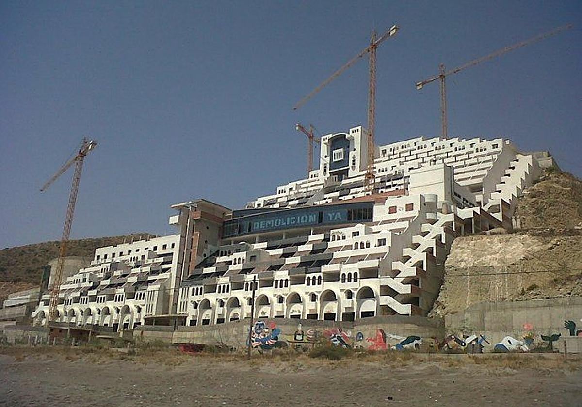 Edificación del hotel en la playa de El Algarrobico.