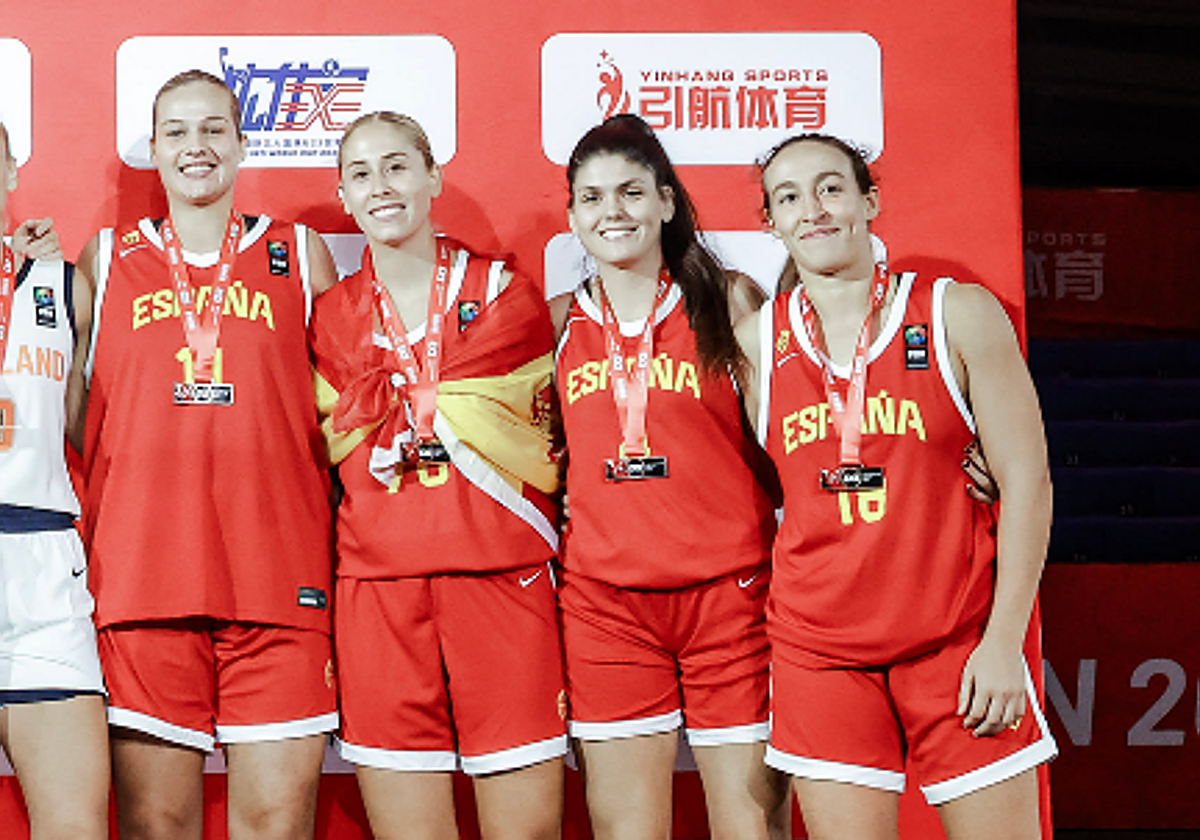 Elena (tercera por la izquierda), junto a sus compañeras.