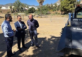 El alcalde de Benalmádena, Juan Antonio Lara, ha destacado la importancia de aumentar la red de agua regenerada.