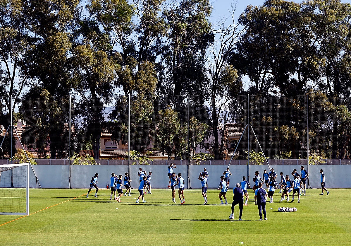 Un entrenamiento del Málaga en la Ciudad Deportiva de Arraijanal.