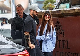 Isco Alarcón baja del coche con muletas y ayudado por su esposa Sara Sálamo en el Hotel María Cristina de San Sebastián