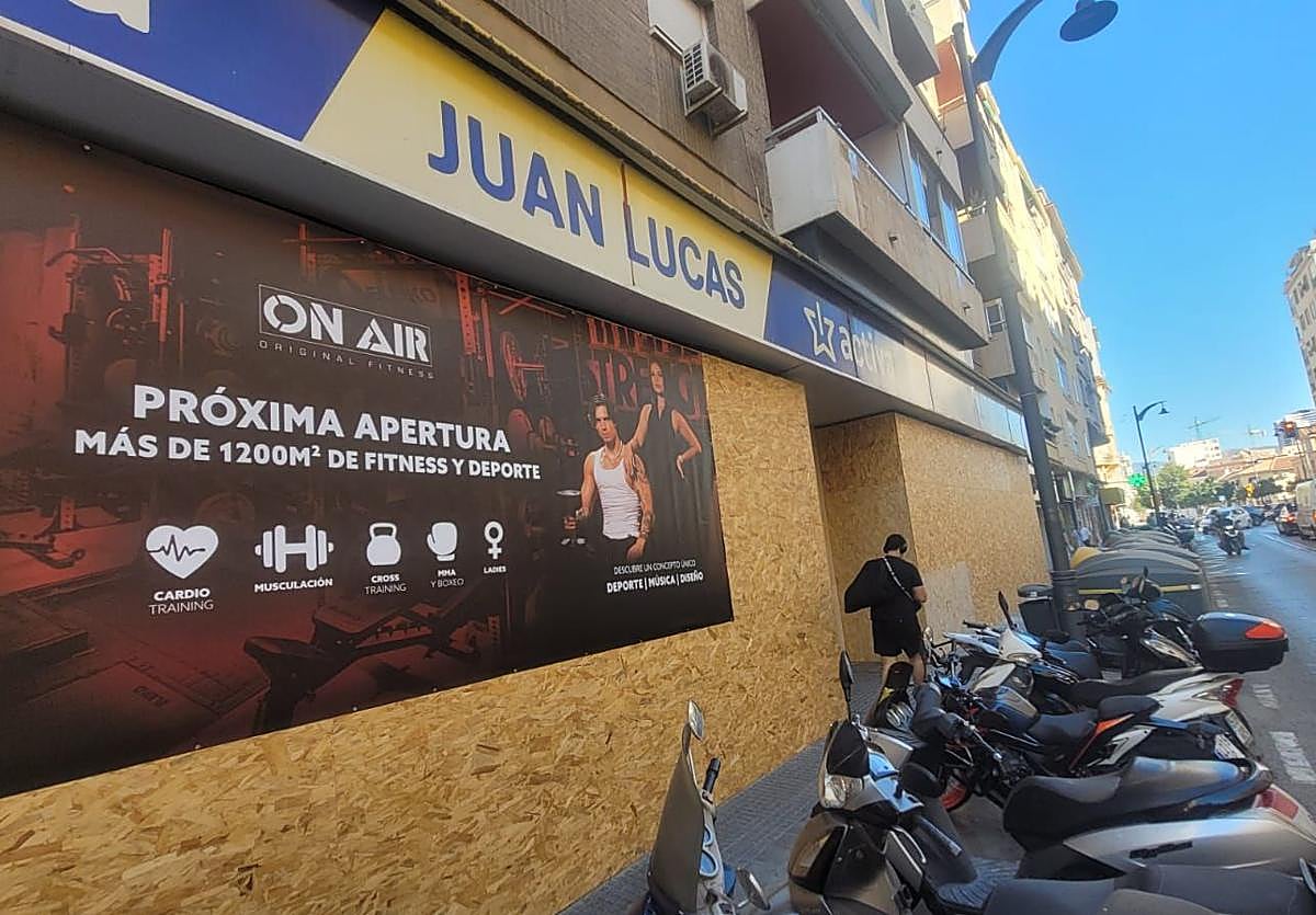 El Local que ocupaba Juan Lucas ya anuncia la próxima apertura de un gimnasio.