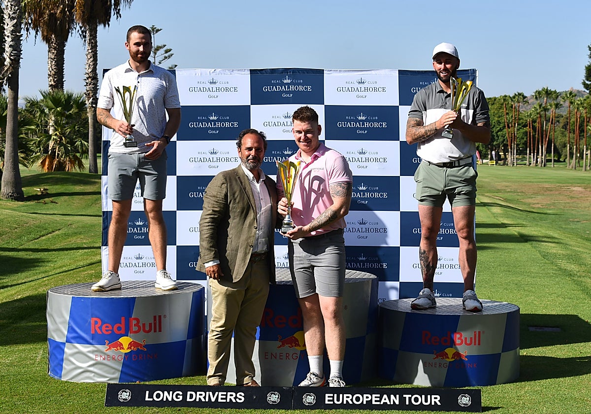 El campeón de la cita, Cameron Massey, recibe el título de ganador.