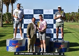 El campeón de la cita, Cameron Massey, recibe el título de ganador.