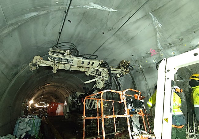Otra perspectiva de las obras en el interior del paso subterráneo.