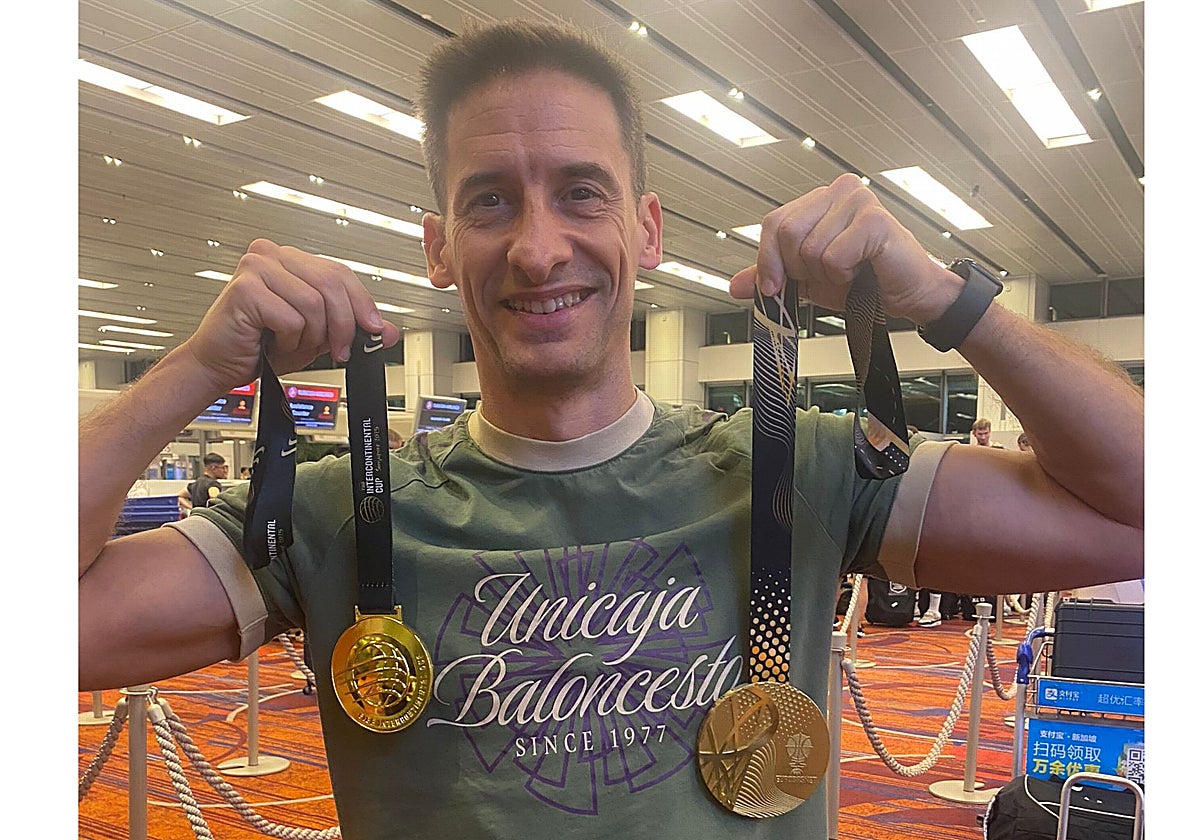 Alberto Miranda, con sus dos medallas de campeón.