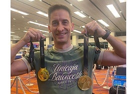 Alberto Miranda, con sus dos medallas de campeón.