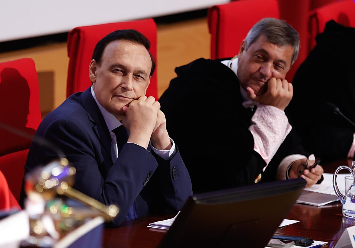 El consejero y el rector de la UMA, en el acto de apertura del curso 2025/2026.