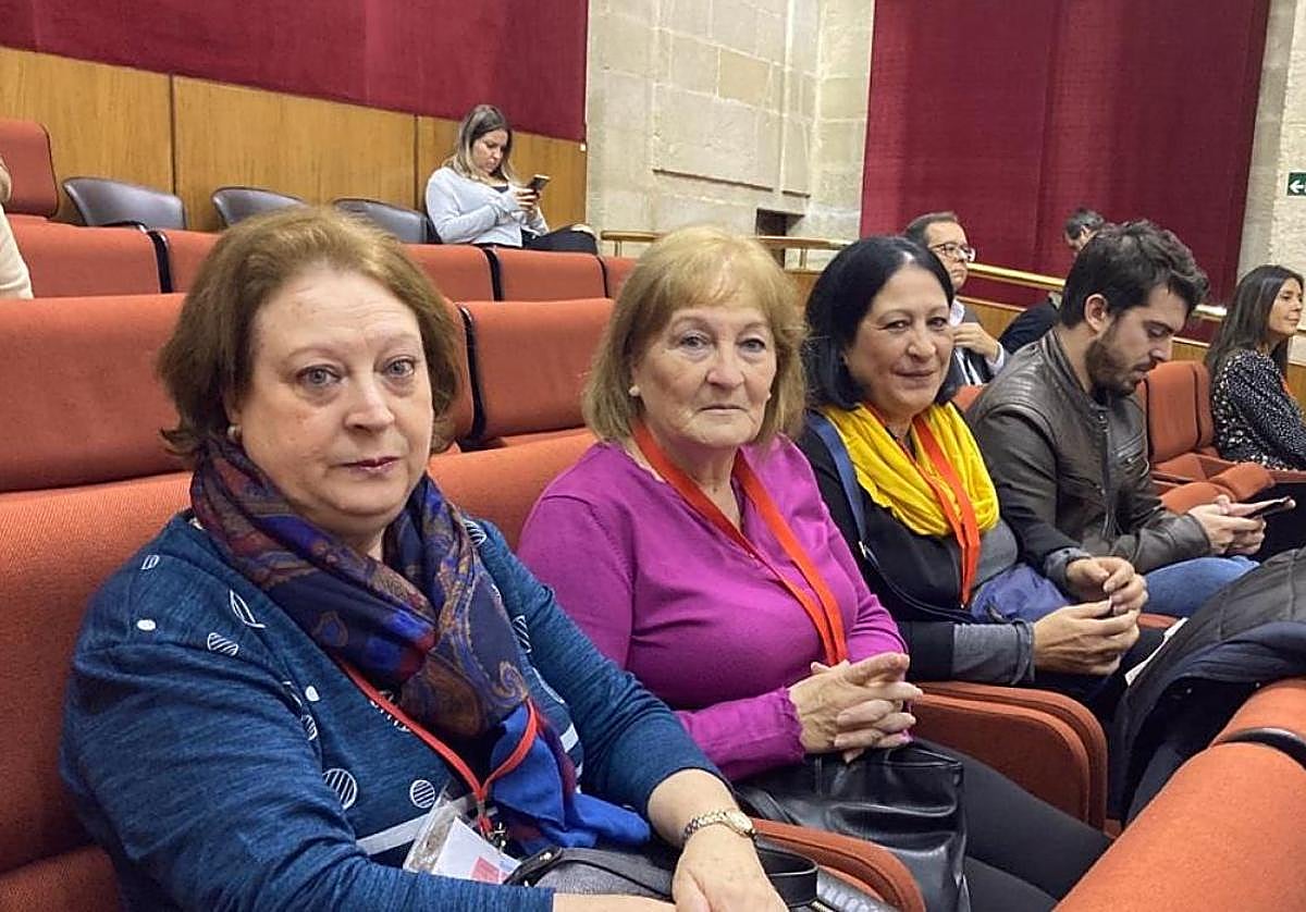 Imagen de archivo de Paqui, Puri y Loli García Caparrós, en la tribuna de invitados del Parlamento de Andalucía.
