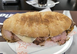 Mollete de cochinillo de Las Adelfas, en Antequera.