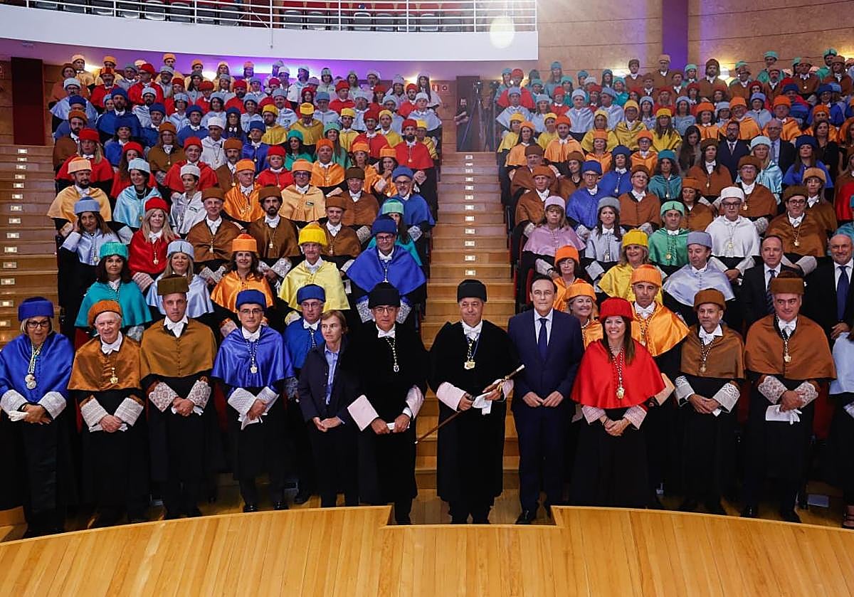 Imagen principal - El rector denuncia que la UMA recibe 678 euros menos por alumno que la media andaluza: «Es injusto e insostenible»