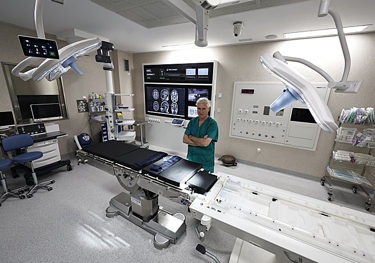 Otra imagen del doctor Arráez. La instantánea muestra la tecnología punta de la que se ha dotado al quirófano.