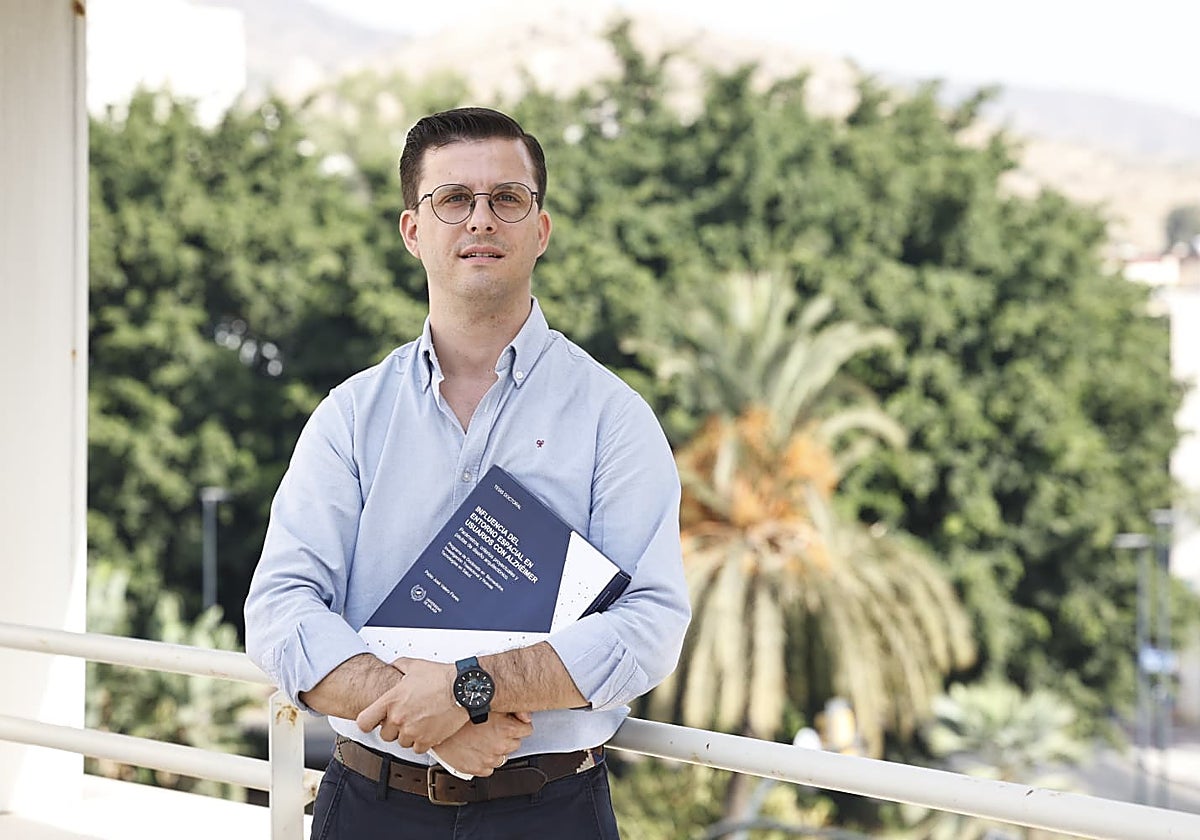 Pablo Valero posa en la sede de SUR con su tesis doctoral.