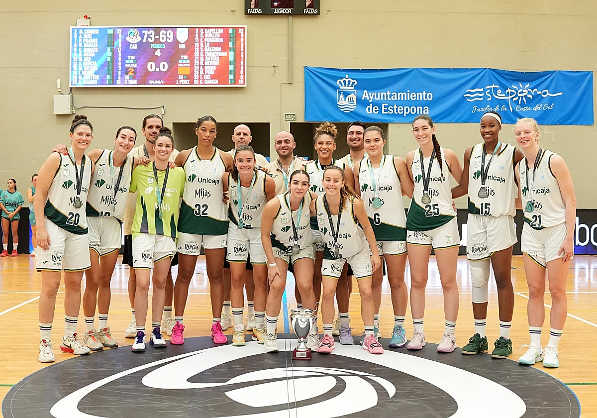 De izquierda a derecha, Camille Zimmerman, Sofía Galerón, Estel Puiggros, Tayra Eke, Celia García, Nadia Merino, Cesarina Capellán, Alba Orois, Carmen Guillén, María Peña, Bintou Lo Sylla y María Roters.