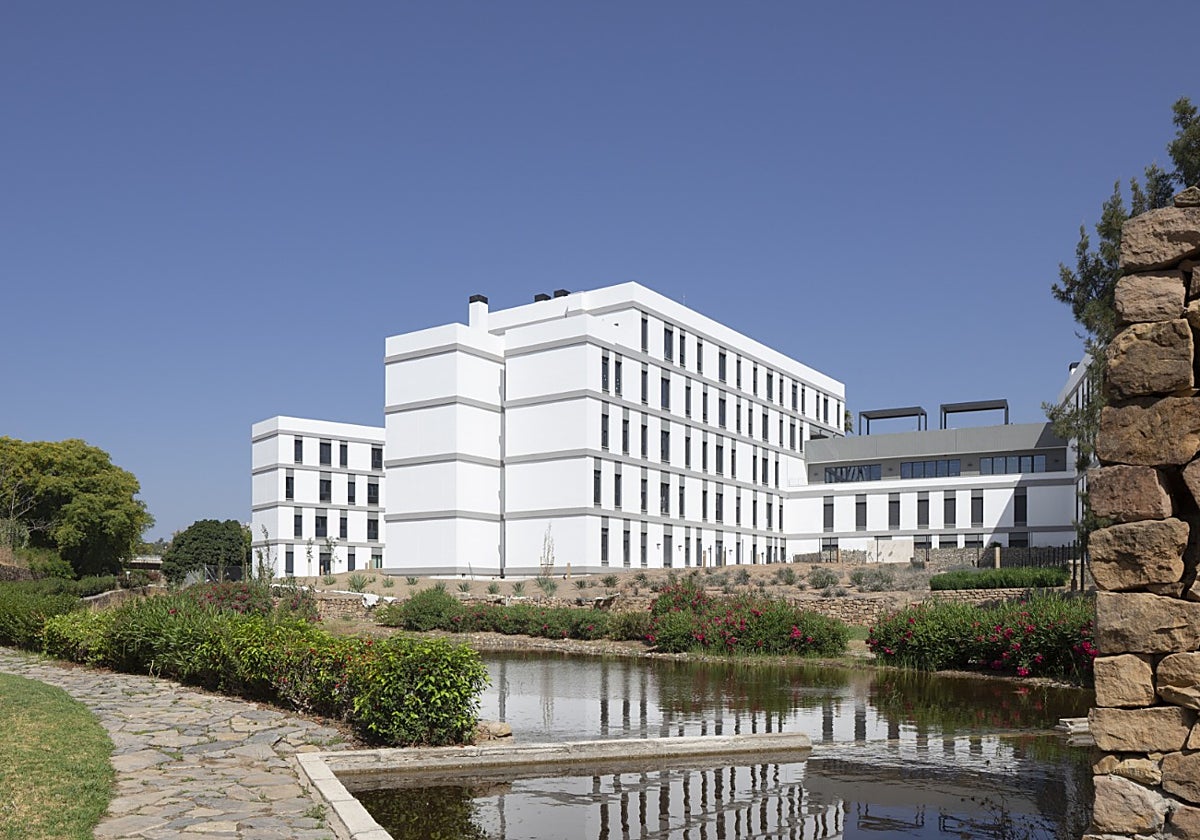 El nuevo edificio de apartamentos en la tecnópolis.